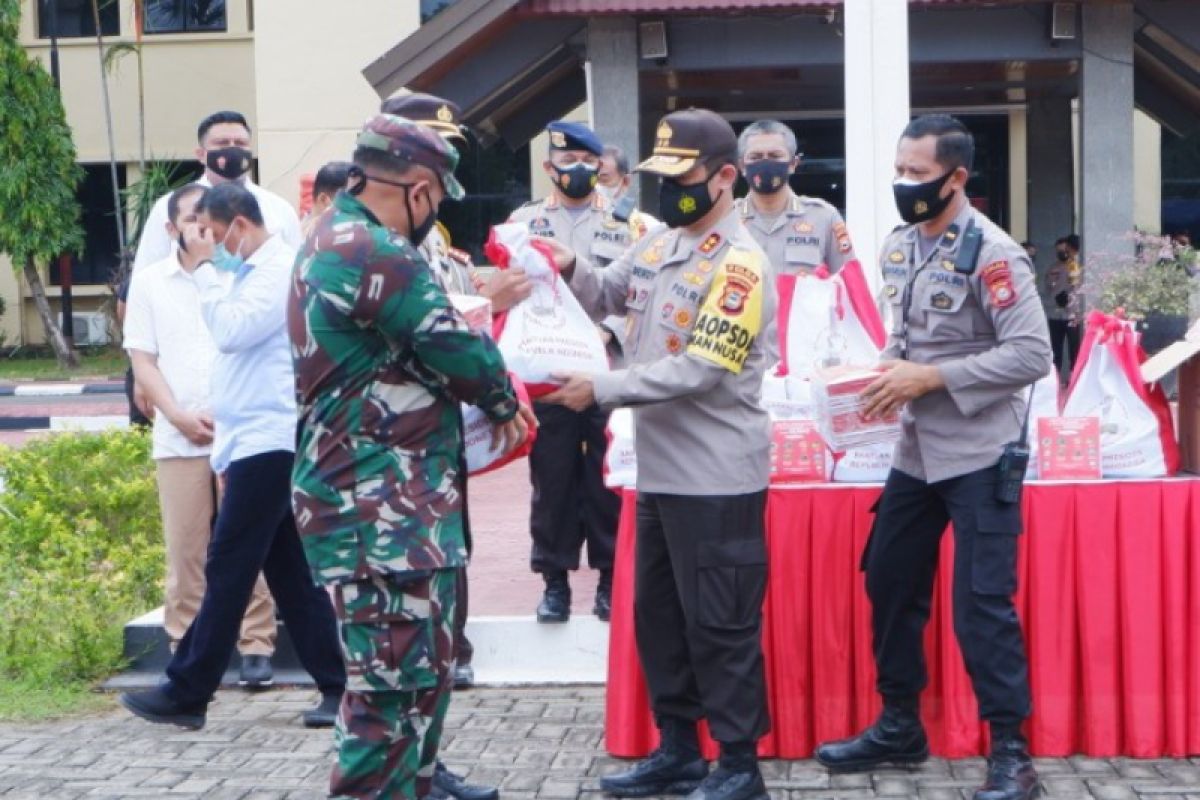 Kapolda Sulsel serahkan 2.000 paket bantuan Presiden untuk warga