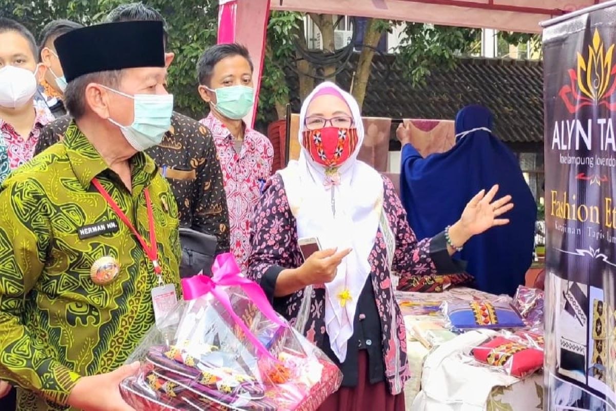 Pemkot Bandarlampung serahkan 44 BNSP kepada UMKM