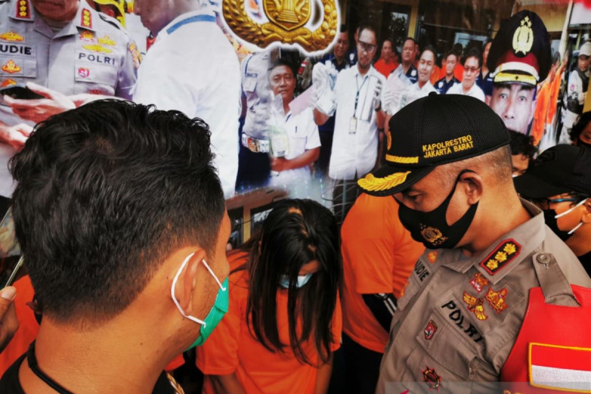 Hanya bermodal indentitas palsu, perempuan paruh baya gelapkan 16 unit mobil rental