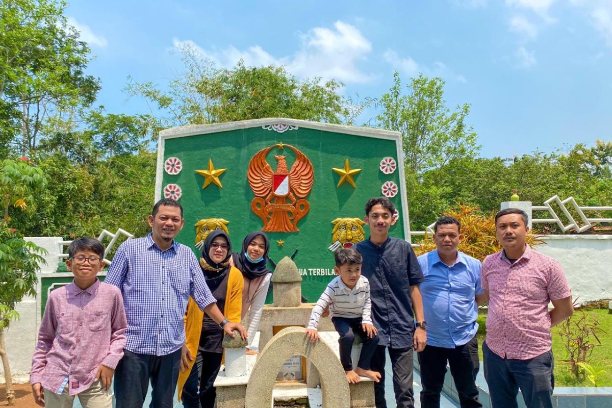 Mumu dan keluarga ziarah di makam pahlawan Brigjen TNI KH Syamun