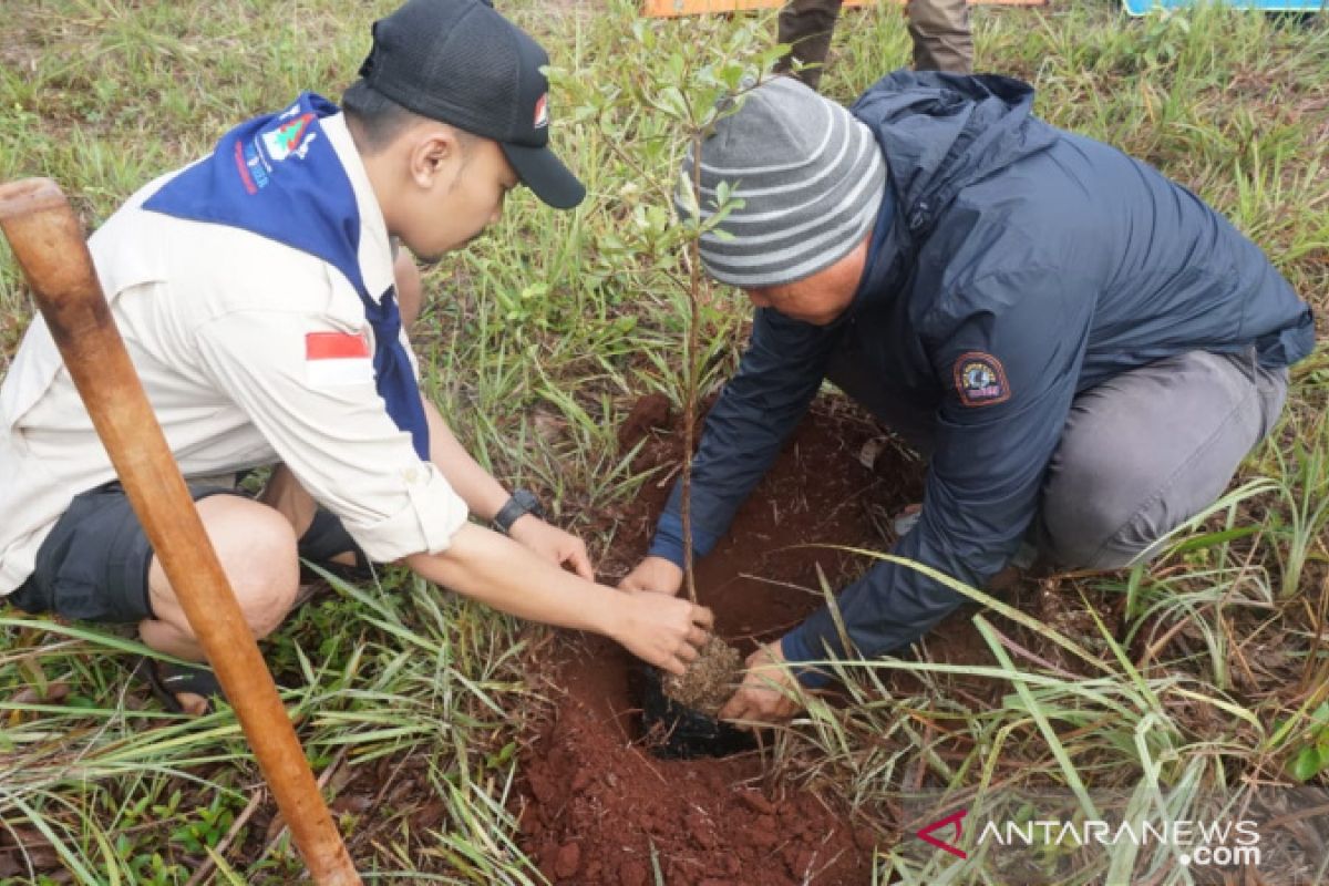 SuperAdventure Banjarmasin rayakan Ultah dengan tanam bibit pohon di Teluk Adungan