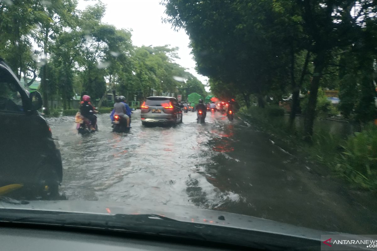 Sejumlah jalan protokol di Pontianak terendam air ketinggian 10-30 centimeter