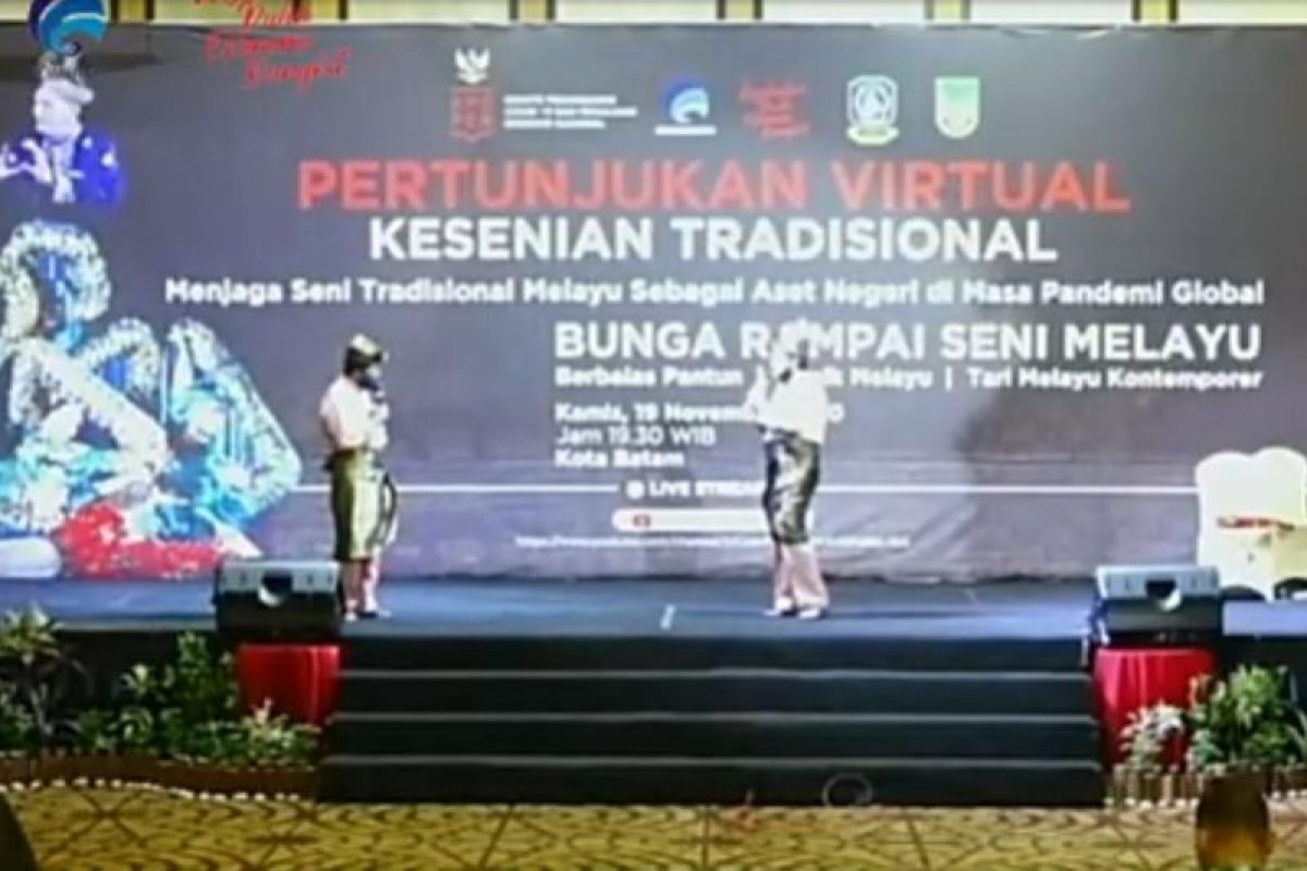 Budayawan di Batam Sosialisasikan COVID-19 dengan pantun