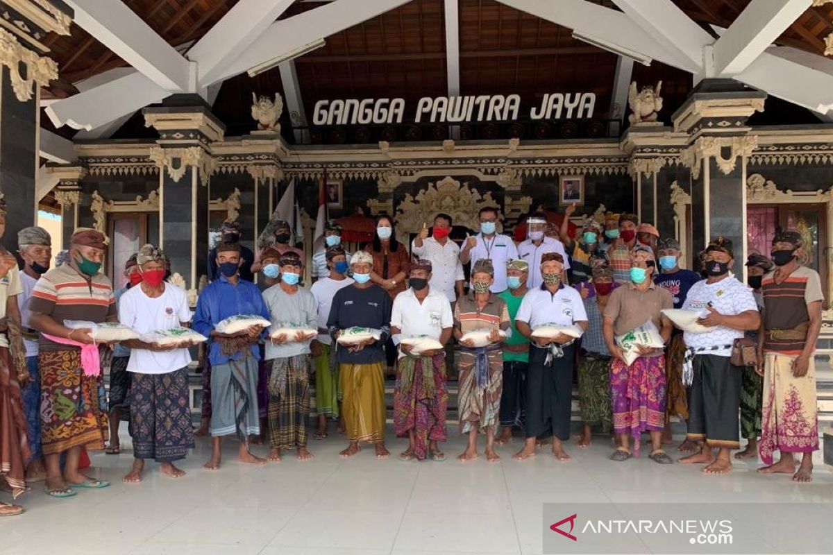 Pemkab-HSNI Tabanan bantu beras kepada 1.149 nelayan terdampak COVID-19