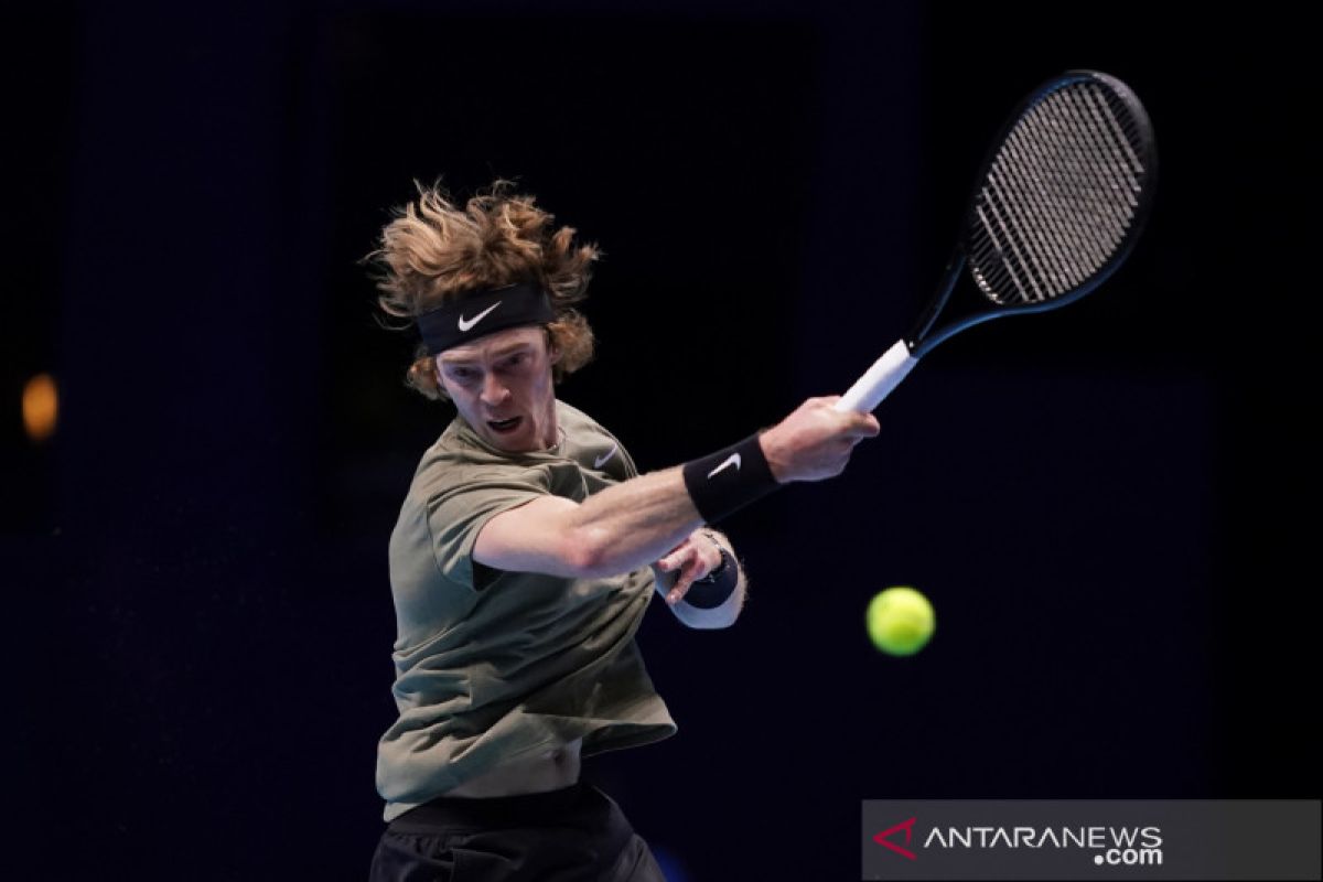 Rublev kalahkan Tsitsipas menuju gelar perdana Rotterdam Open