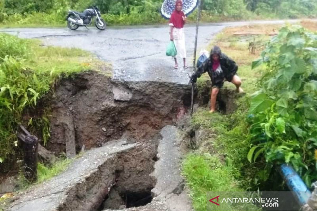 Jembatan di Pulau Simeulue Aceh ambruk diterjang banjir