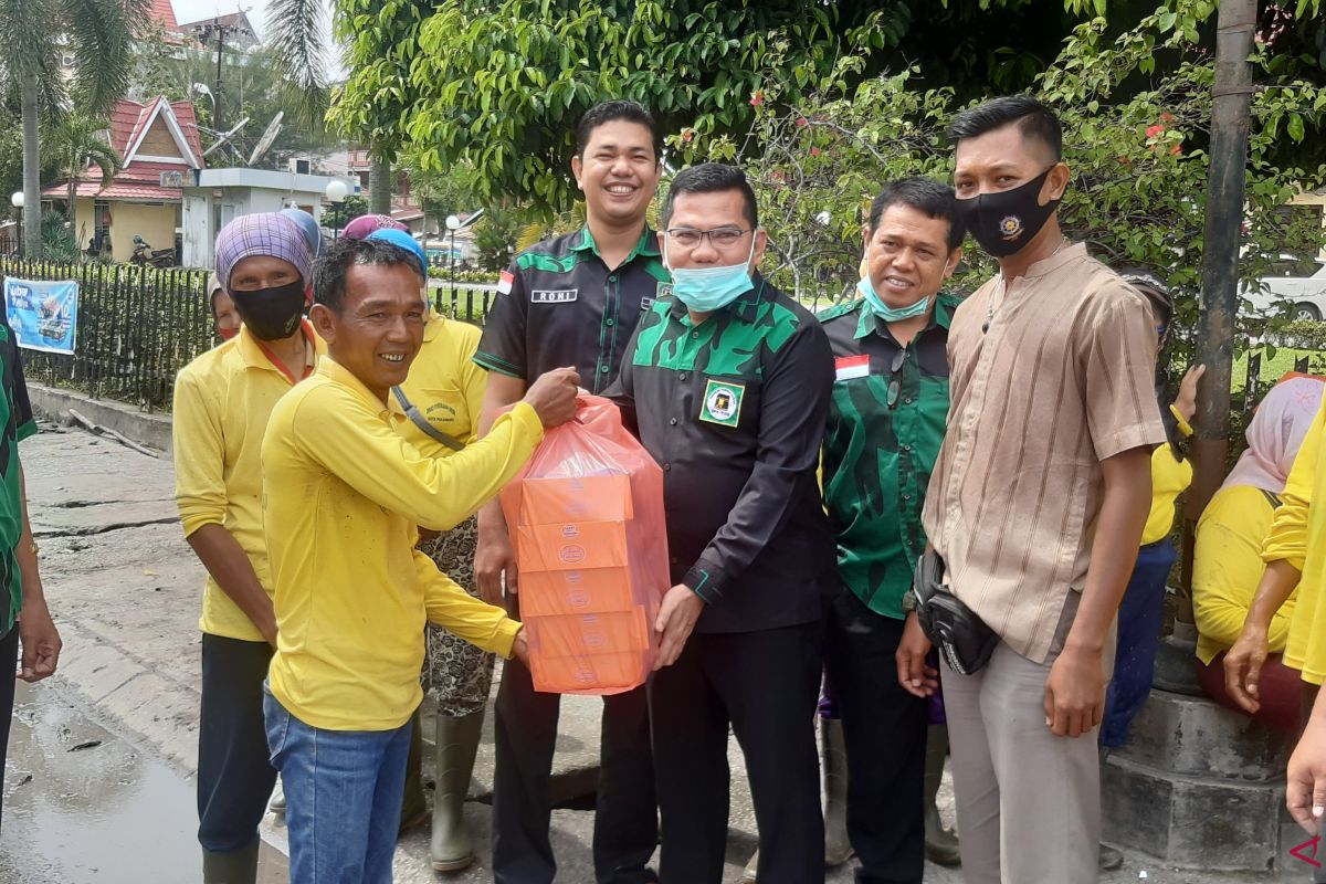Aksi Jumat berbagi, GPK Riau bagi-bagi nasi kotak ke petugas kebersihan