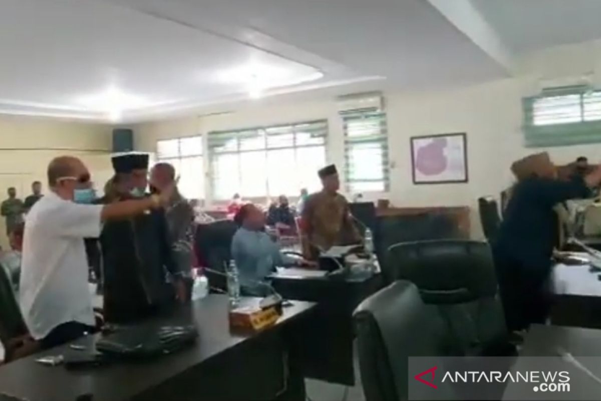 Rapat paripurna ricuh, Ketua DPRD Tanjungbalai disarankan mengundurkan diri