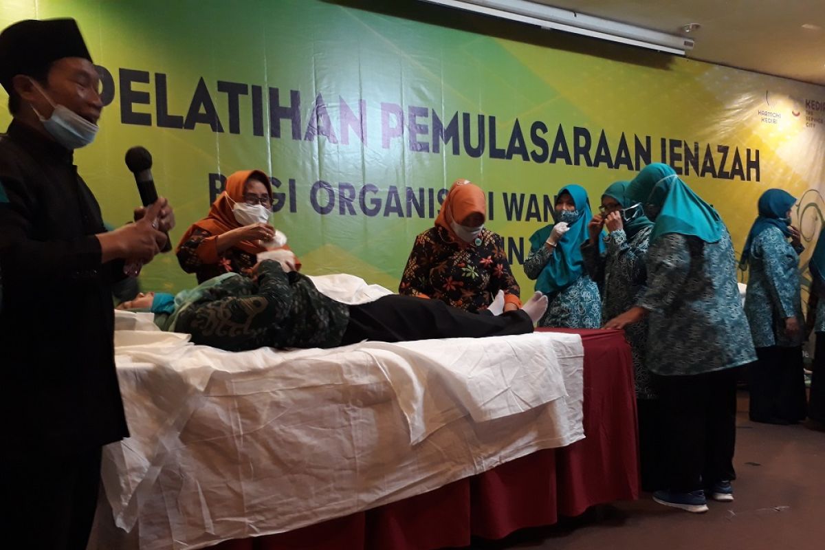 Pemkot Kediri latih pemulasaraan jenazah perempuan dengan prosedur kesehatan