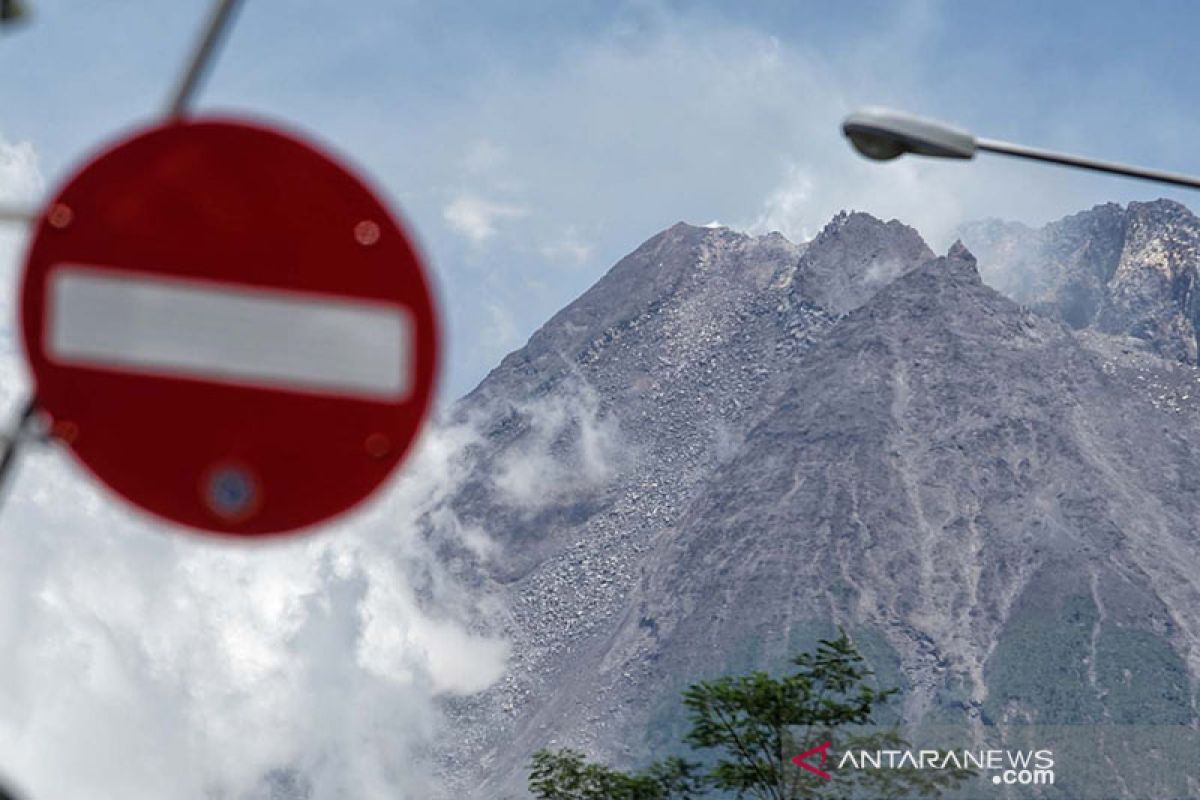 Gunung Merapi mengalami guguran tebing lava lama