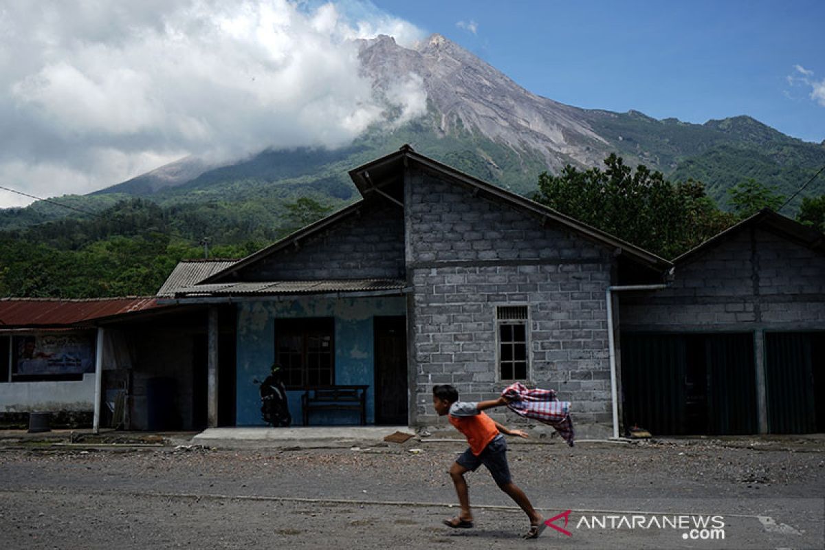 Suara guguran terdengar tujuh kali dari Gunung Merapi