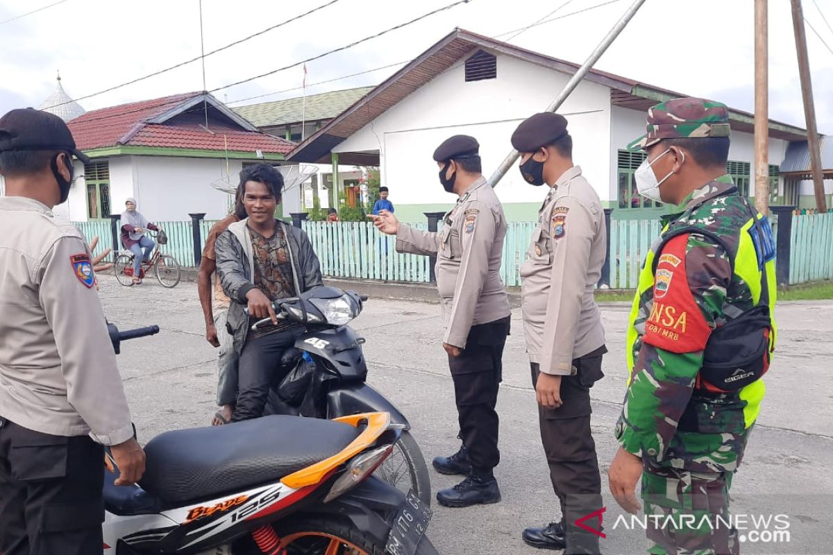 Terjaring operasi, lima pelanggar prokes di Teluk Belitung disuruh beli masker