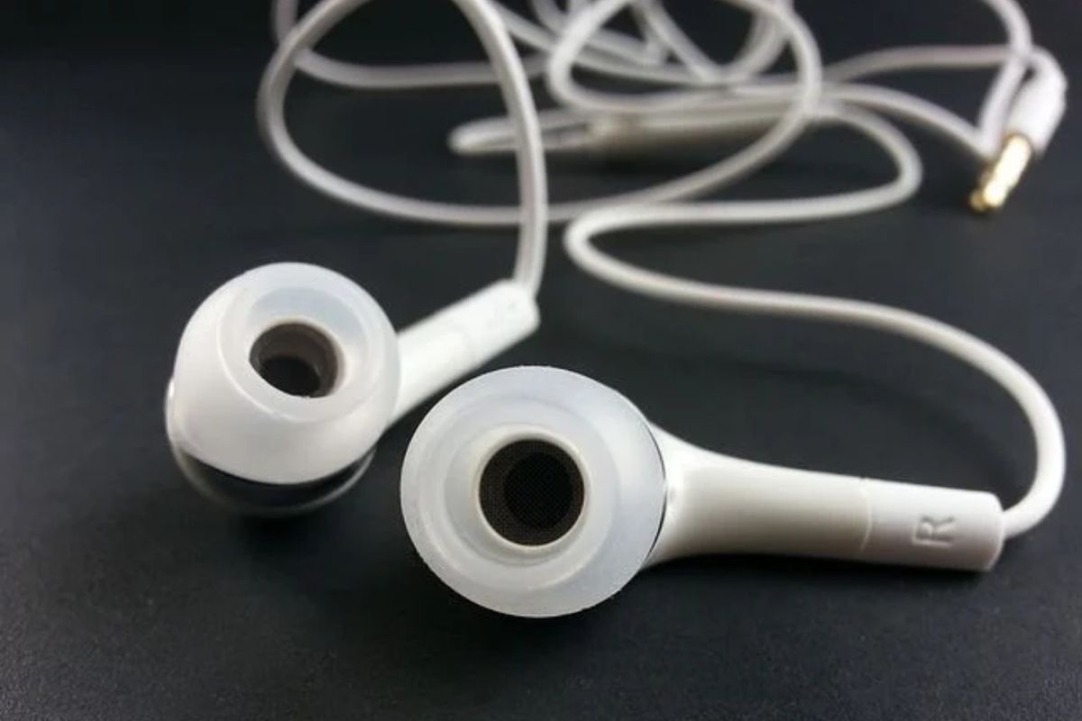 Peringatan!Pakai earphone terlalu lama sebabkan gangguan telinga