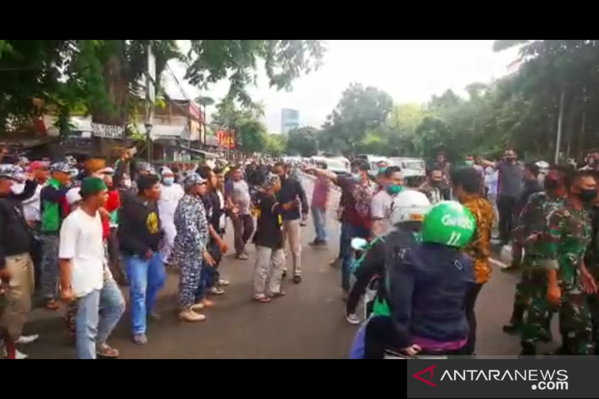Aparat TNI-Polri bersitegang dengan massa FPI saat copot spanduk Rizieq