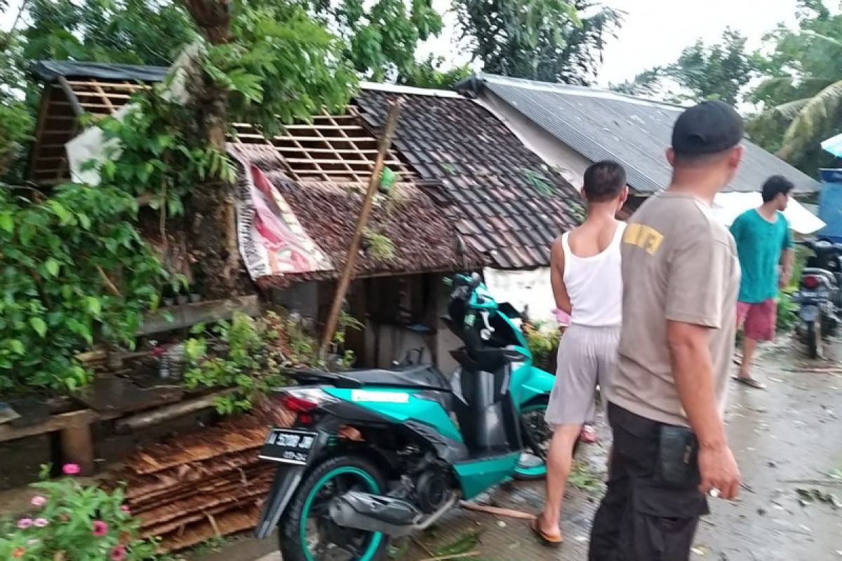 BPBD  evakuasi korban angin kencang di Pandeglang