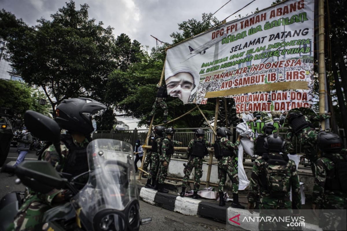 Ini sosok wanita baju kotak-kotak di kendaraan TNI saat penertiban baliho