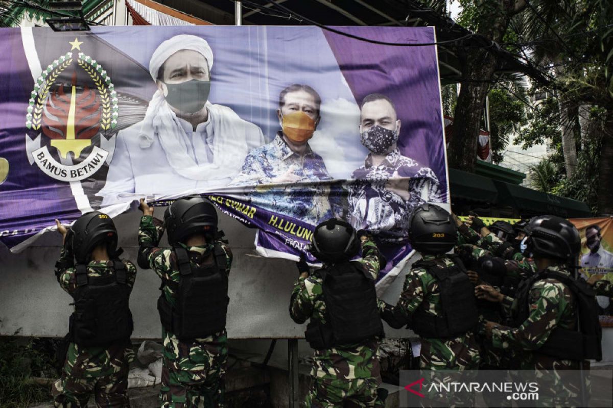 Wanita berbaju kotak-kotak di kendaraan TNI saat penertiban baliho tak berizin, ini penjelasan Kodam Jaya