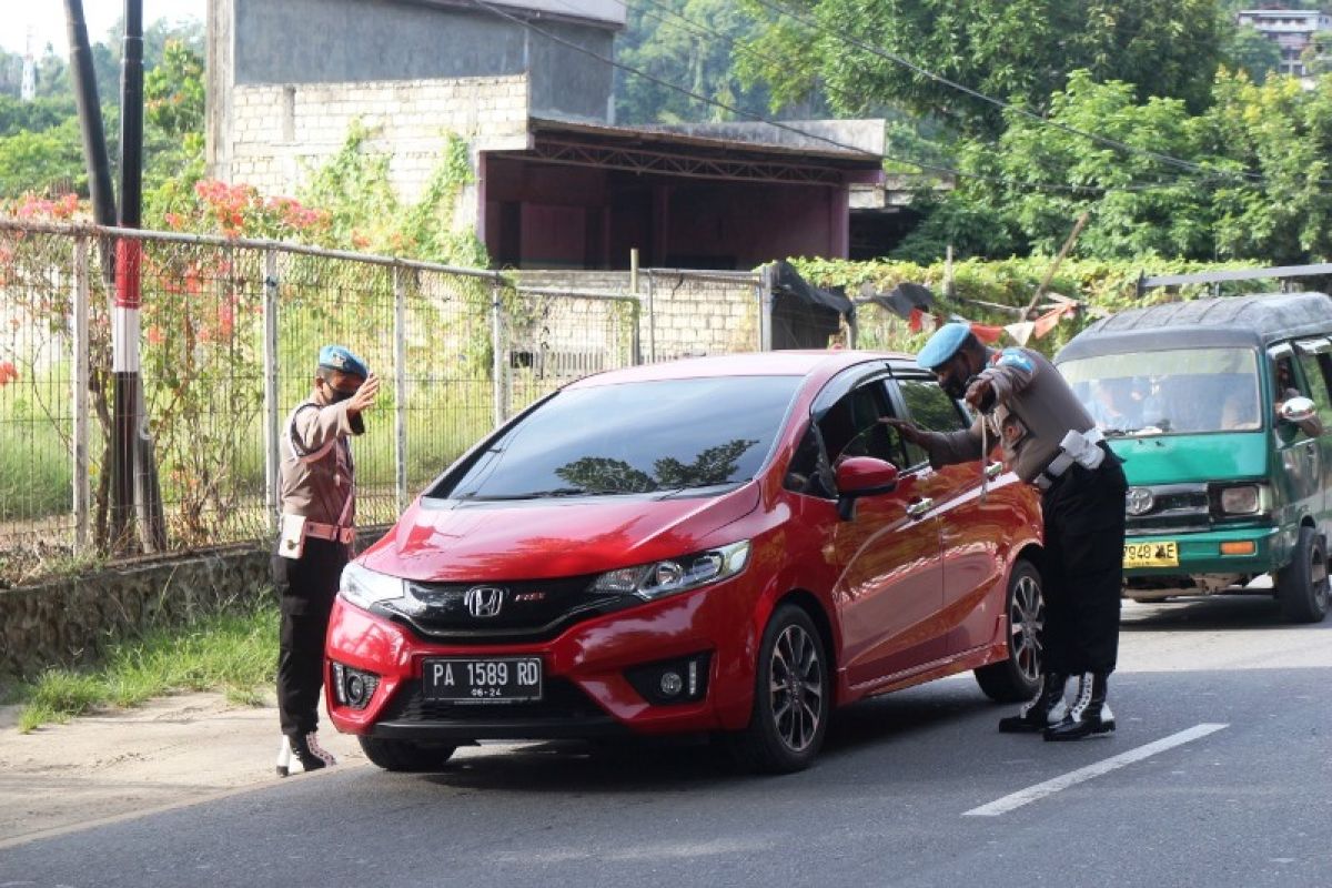 Provos Propam Polda Papua periksa kelengkapan kendaraan anggota Polisi