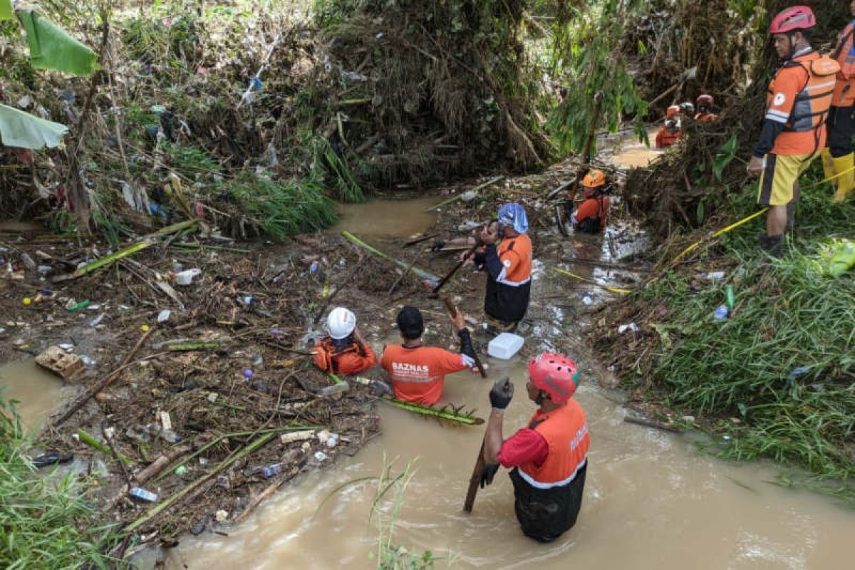 Satu pengendara motor terseret banjir ditemukan meninggal