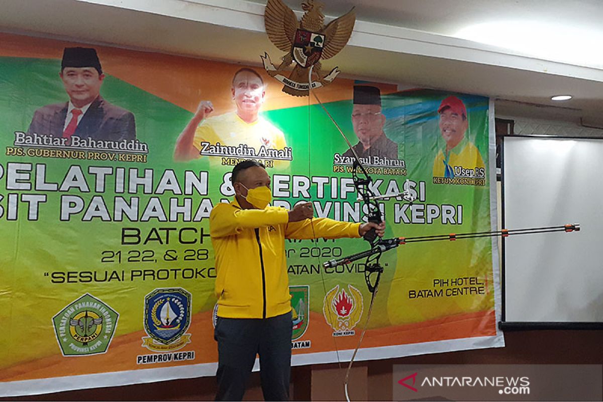 Kemenpora dorong peralatan panahan dalam negeri bersertifikat