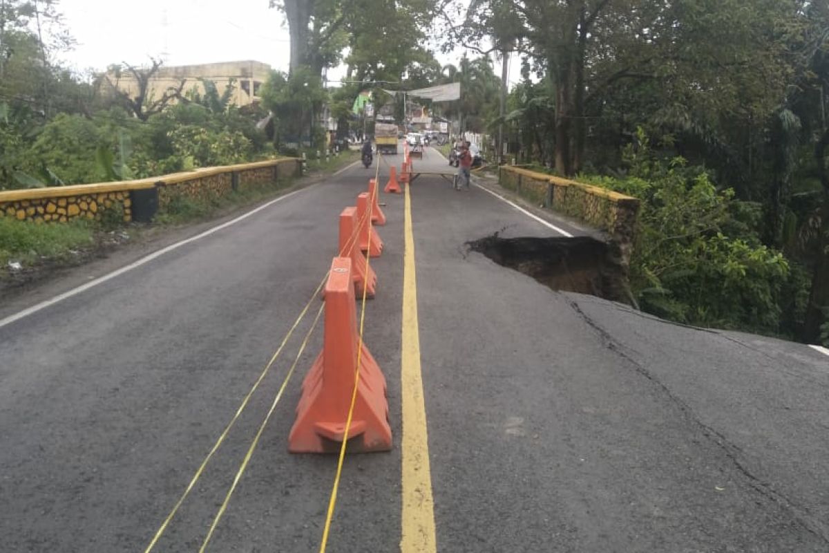 Longsor terjadi di sekitar jembatan Bah Hilang Simalungun