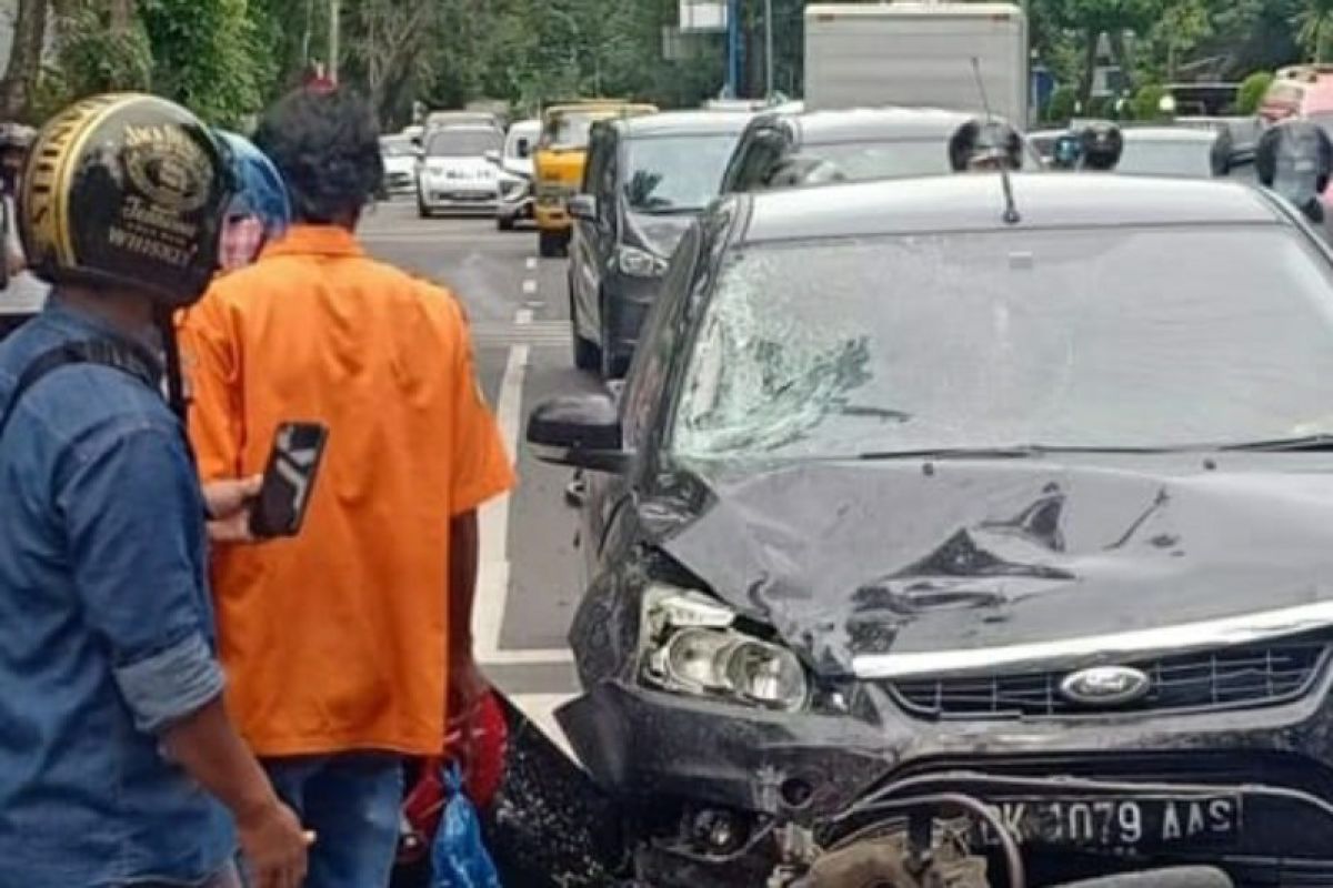 Seorang ojek online tewas setelah  tertabrak dan terseret mobil