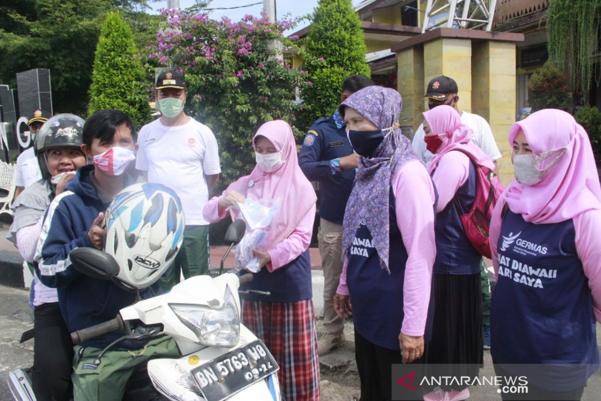 Dinkes Belitung bagikan ribuan masker dan sosialisaikan 3M