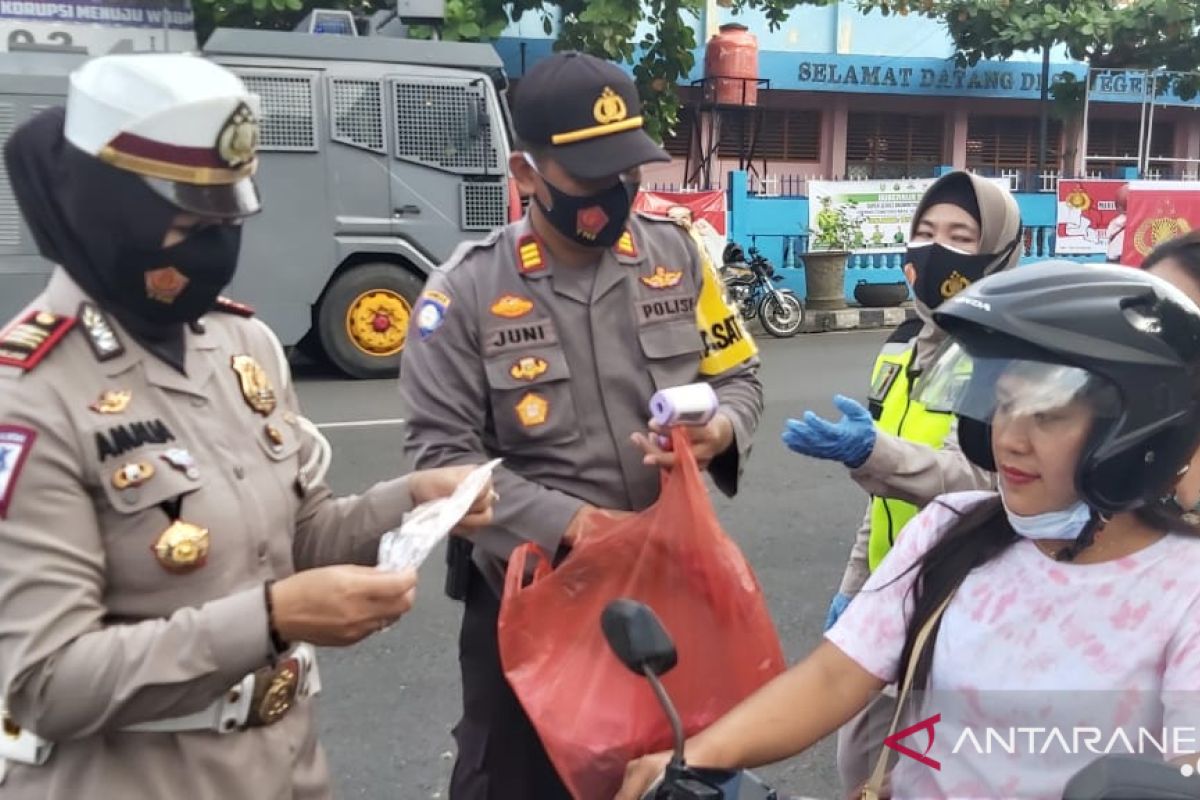 Polres OKU bagikan 2.000 masker cegah  penyebaran COVID-19