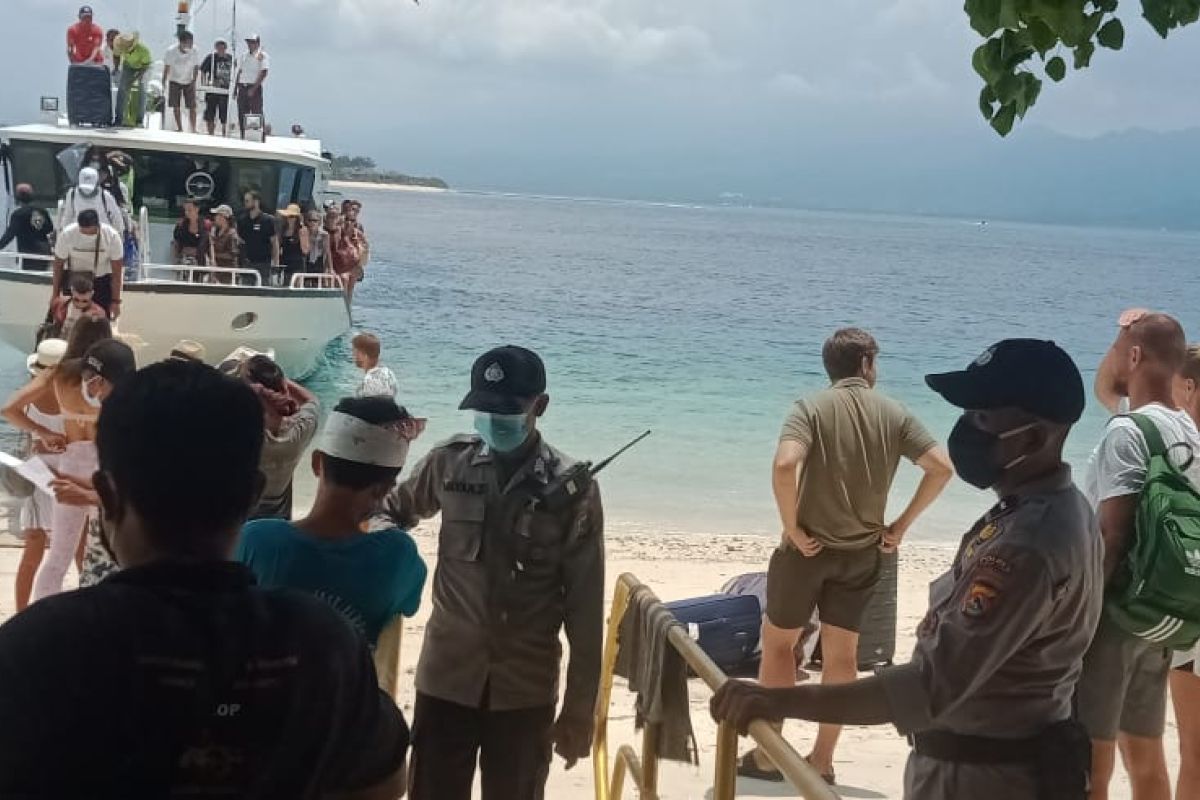 Polisi memeriksa wisatawan masuk ke Gili Matra Lombok Utara