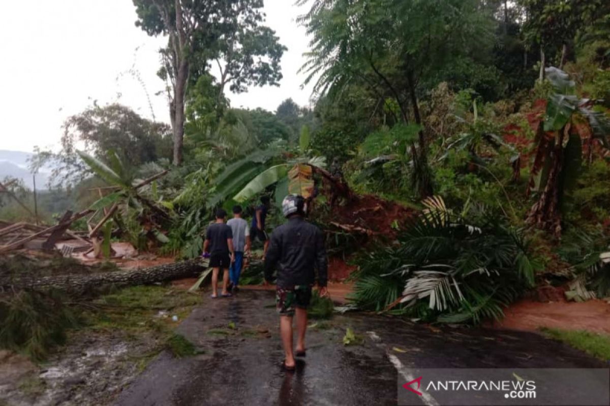 Puluhan jiwa diungsikan antisipasi longsor susulan Cianjur Selatan