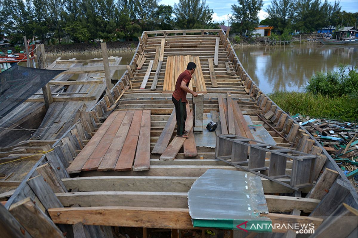 Industri galangan kapal kesulitan bahan baku