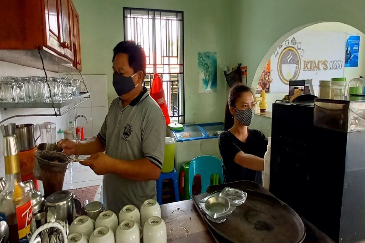 Cara pemilik warung kopi terapkan prokes COVID-19 bagi pelanggannya