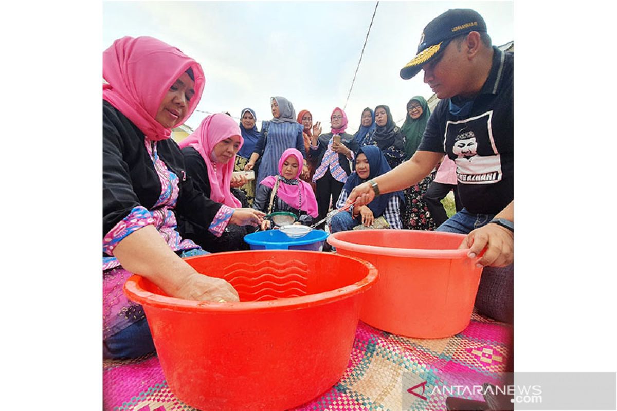 Ciptakan ketangguhan ekonomi ditengah pandemi, Klinik Vinca Rosea latih ibu-ibu cara membuat sabun