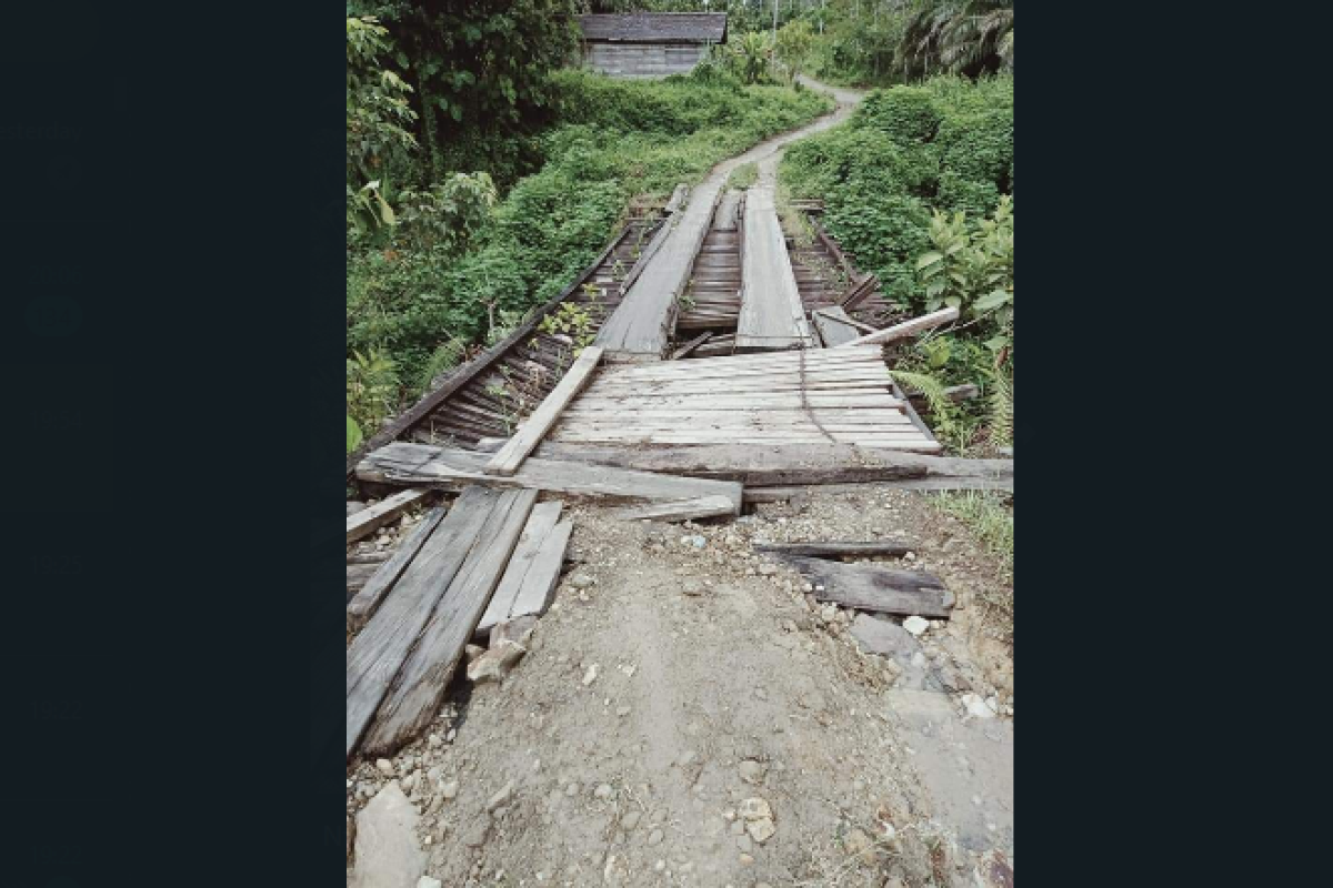 Jembatan Bungon Bunut Hulu Kapuas Hulu nyaris ambruk