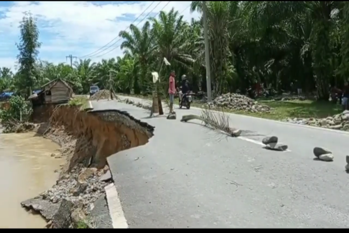 Jalan Provinsi Sumatera Utara menuju kawasan wisata Tangkahan amblas