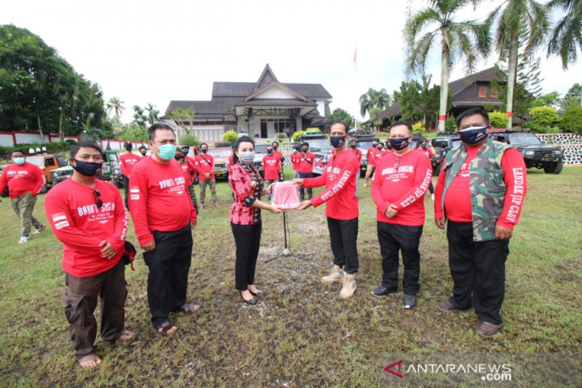 Klub Jip Landak salurkan bantuan masker dan vitamin kepada masyarakat