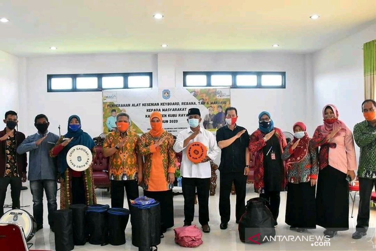 Kabupaten Kubu Raya bagikan alat musik untuk BKMT dan tempat wisata