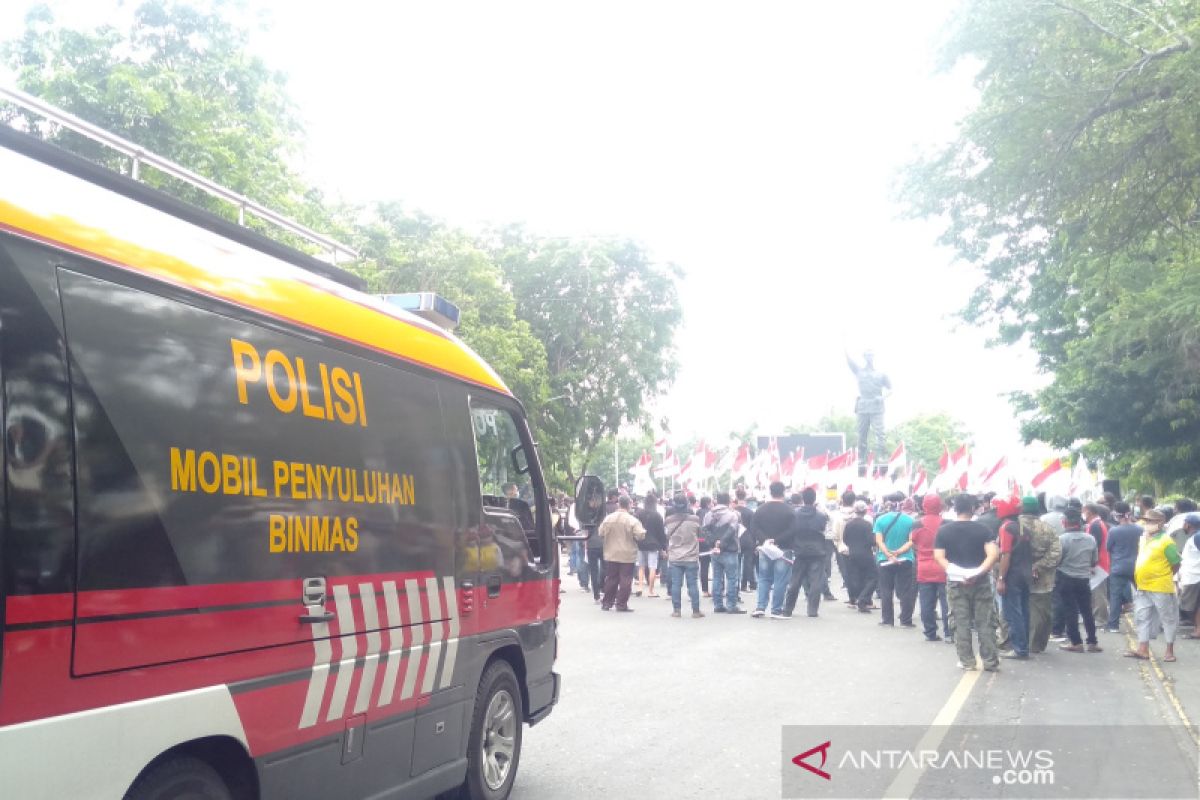 Polisi bubarkan aksi tolak HRS