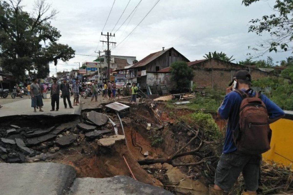 4 ruas jalan di Simalungun Sumut ambrol akibat longsor