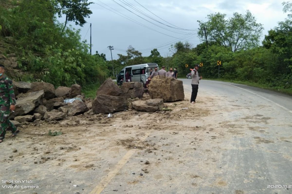Material longsor  timpa mobil penumpang di lintas Banda Aceh-Medan