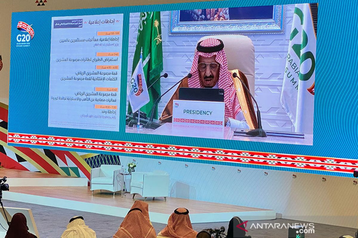 Raja Arab Saudi Salman menerima suntikan dosis pertama vaksin COVID-19