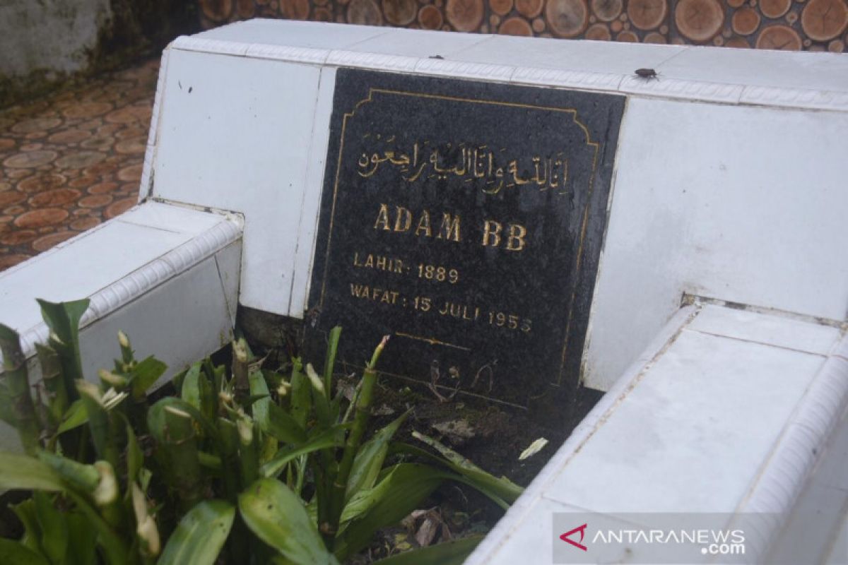 Petugas Kebersihan Pemkot Padang Panjang bikin berseri makam Adam BB