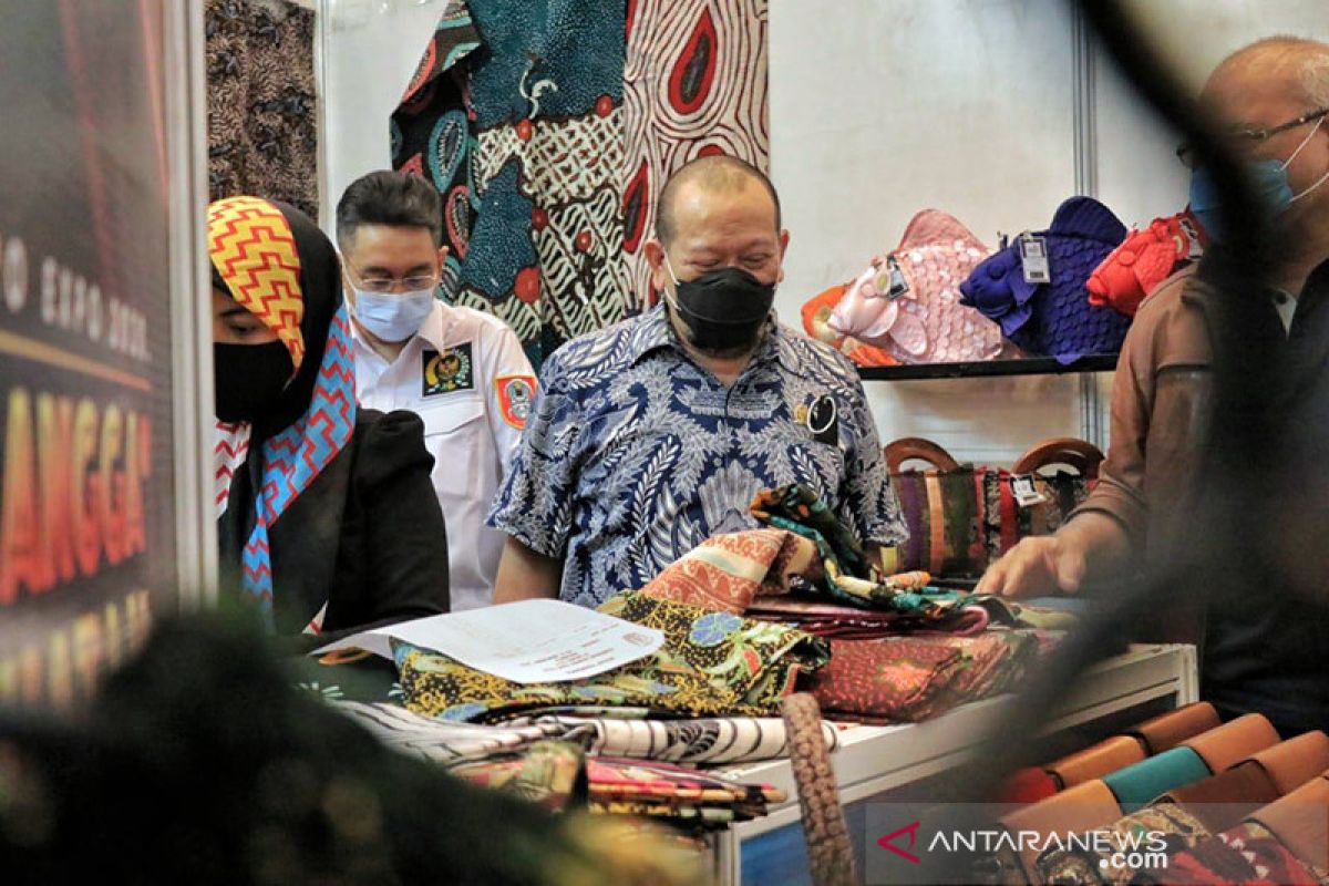 Kadin Jatim lanjutkan pameran produk buatan Indonesia hingga akhir Desember