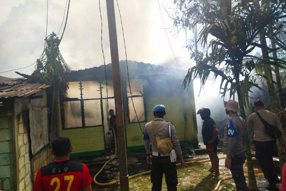 Sembilan unit rumah di asrama Koramil Sentani ludes terbakar