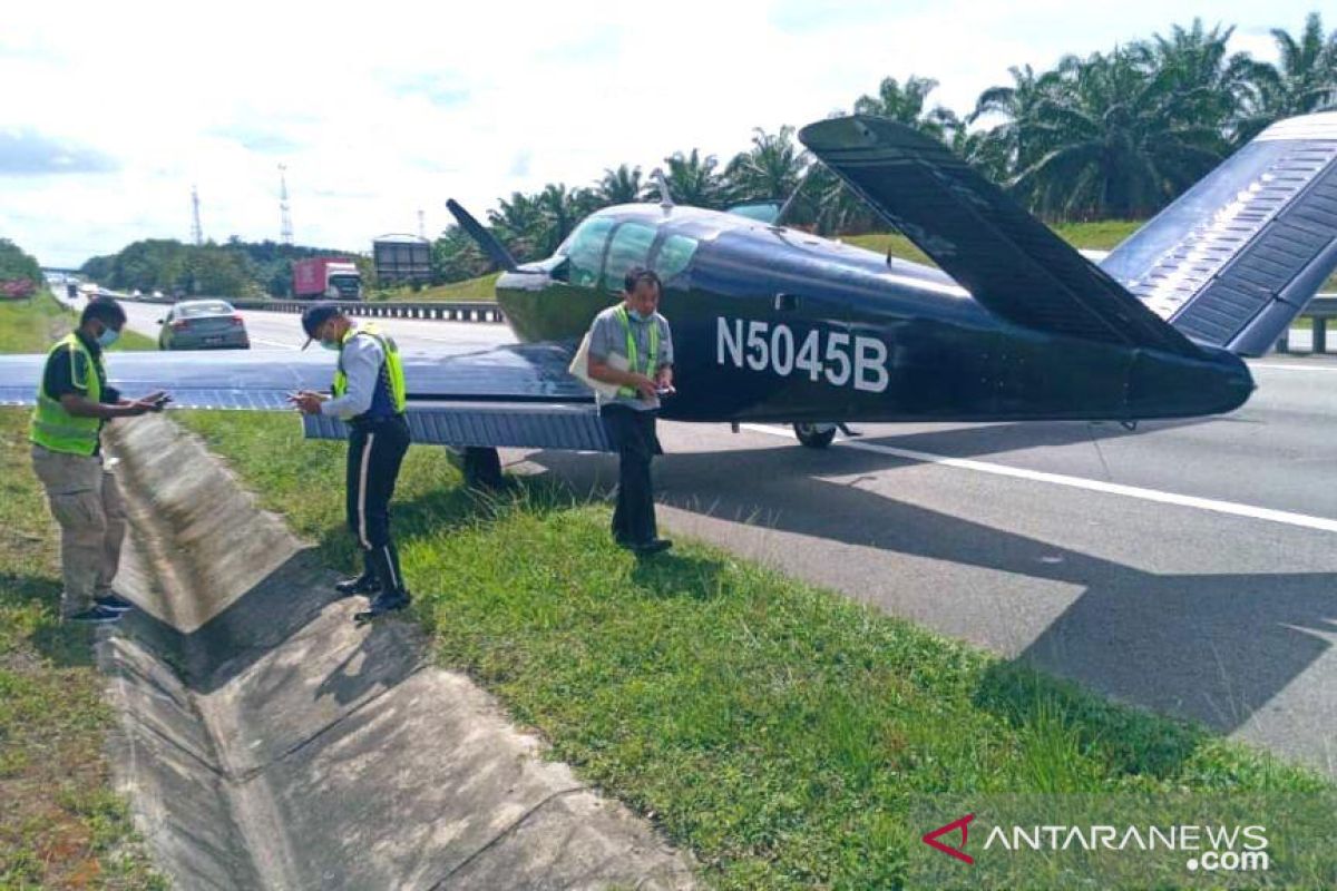 Pesawat ringan jenis Beechcraft ringan mendarat di jalan tol