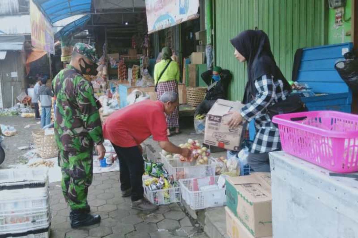 Babinsa Wonosobo ingatkan pedagang dan pembeli di pasar patuhi protokol kesehatan