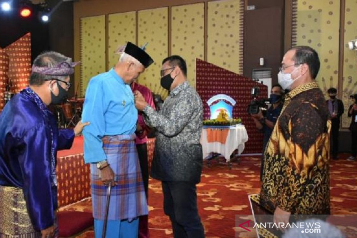 Budayawan Bangka Belitung terima Pin Lesatan Garuda Kemendikbud