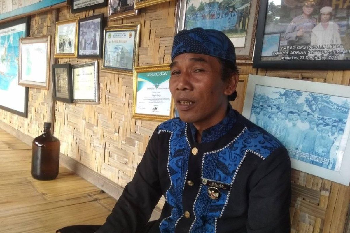 Tetua adat Suku Baduy musnahkan madu palsu