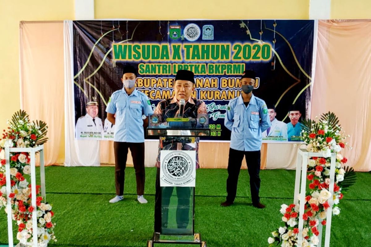 Bupati Tanah Bumbu wisuda 105 santri