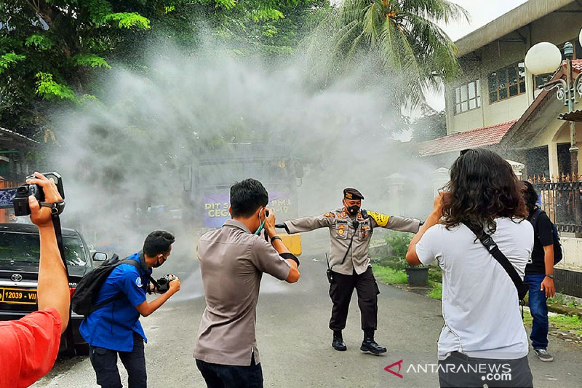 Polrestro Jaksel turunkan dua "water canon" semprot wilayah Tebet